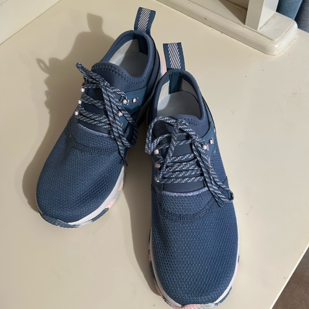 Tennis shoes